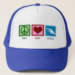 Peace Love Surfing Trucker Pet<br><div class="desc">Een vredesteken,  een hart,  en mooie blauwe golven die in de oceaan kruipen.</div>