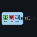 Peace Love Swimming Bagagelabel<br><div class="desc">Een schattig zwemgeschenk met een vredesteken,  hart en een zwemmer op een  poel blauwe achtergrond. Een coole cadeau voor een zwemteam voor een coach.</div>