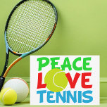 Peace Love Tennis Schattige Kerstmis Feestdagenkaart<br><div class="desc">Vrede Liefde Tennis. Een schattige tennisspeler kerstkaart met een gele tennisbal als de O in Love. Peace and Tennis geschreven in blauw en groen voor uw vakantiekaarten.</div>