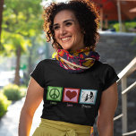 Peace Love Theater Company Custom Actress T-shirt<br><div class="desc">Een schattig aangepast actrice-shirt voor een theaterbedrijf,  een theaterclub of diegenen die van acteren houden. Pas dit aan met uw theaternaam of -maatschappij in het wit boven het coole vredesbord,  het hart en de dramaskers. Peace Love Theater.</div>