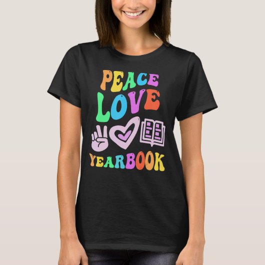 PEACE LOVE YEARBOOK Retro Editor T-shirt (Voorkant)