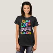 PEACE LOVE YEARBOOK Retro Editor T-shirt (Voorkant volledig)