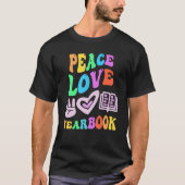 PEACE LOVE YEARBOOK Retro Editor T-shirt (Voorkant)