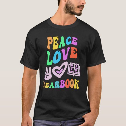 PEACE LOVE YEARBOOK Retro Editor T-shirt (Voorkant)