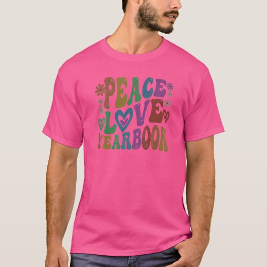 PEACE LOVE YEARBOOK Retro Publication Crew Editor T-shirt (Voorkant)
