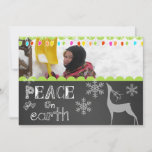 Peace on Earth Chalkboard Holiday Photo Card Feestdagenkaart<br><div class="desc">Een krijtbord kijkt achtergrond met coole witte tekst die "Vrede op aarde" op de voorzijde en "Vrede op de wereld" op de achterzijde met sneeuwvlokken,  een wit silhouethert en kleurrijke boomlichten met gebieden die u kunt aanpassen met uw namen en foto's! Deze leuke,  kleurrijke fotokaart is een must!</div>