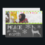 Peace on Earth Chalkboard Holiday Photo Card Feestdagenkaart<br><div class="desc">Een krijtbord kijkt achtergrond met coole witte tekst die "Vrede op aarde" op de voorzijde en "Vrede op de wereld" op de achterzijde met sneeuwvlokken,  een wit silhouethert en kleurrijke boomlichten met gebieden die u kunt aanpassen met uw namen en foto's! Deze leuke,  kleurrijke fotokaart is een must!</div>