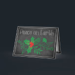 Peace on Earth Holiday Kaart | Faux Chalkboard<br><div class="desc">Deze goedkope en feestelijke zwart-wit faux krijtbord "Vrede op Aarde" kerst- of vakantiepas heeft een groepering van groen dat hulst bladeren en bessen en andere geassorteerde gebladerte heeft op een faux krijtbord achtergrond met een dunne witte krijt look rand eromheen. De voorste formulering wordt gedaan in een moderne handgedrukte krabbel...</div>