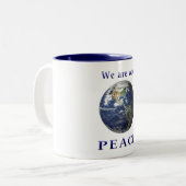 Peace on Earth Tweekleurige Koffiemok (Voorkant links)
