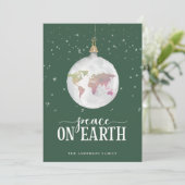 Peace on Earth Wereldbol Ornament Green Feestdagenkaart (Staand voorkant)