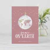 Peace on Earth Wereldbol Ornament Mauve Feestdagenkaart (Staand voorkant)