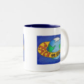PEACE op aarde Tweekleurige Koffiemok (Voorkant rechts)