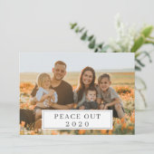 Peace Out 2020 Funny COVID New Year Feestdagenkaart (Staand voorkant)