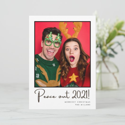 Peace Out 2021 Leuk Paar Foto Kerstmis Feestdagenkaart (Staand voorkant)