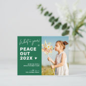 Peace Out 2021 Modern Typografie-script foto Feestdagenkaart (Staand voorkant)