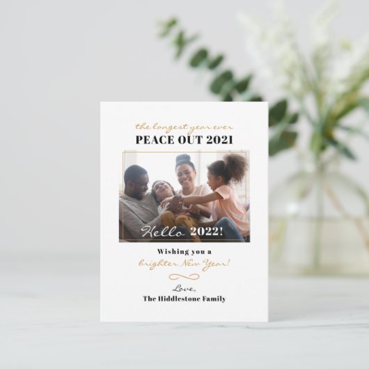 Peace Out 2021 New Year Hand Lettered Family Photo Feestdagenkaart (Staand voorkant)