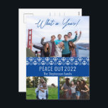 Peace Out 2023 Wat een jaar 3 fotocollage - blauw Feestdagenkaart<br><div class="desc">"Peace Out 2023" "What a Year!" drie fotocollage versierd met vredessymbool solide en contour patroon herhalen op de voorkant met uw unieke berichten op de achterkant. Composietontwerp van Holiday Hearts Design (rechten voorbehouden). Foto's voor plaatsaanduidingen voor sjablonen die via Unsplash worden geleverd.</div>