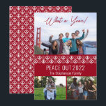 Peace Out 2023 Wat een jaar 3 fotocollage - Rood Feestdagenkaart<br><div class="desc">"Peace Out 2023" "What a Year!" drie fotocollage versierd met vredessymbool solide en omlijnd patroon herhaling op voor- en achterkant. Voeg eenvoudig uw familienaam toe. Composietontwerp van Holiday Hearts Design (rechten voorbehouden). Foto's voor plaatsaanduidingen voor sjablonen die via Unsplash worden geleverd.</div>