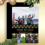 Peace Out 2023 Wat een jaar 3 fotocollage - Zwart Folie Feestdagenkaart<br><div class="desc">"Peace Out 2023" "What a Year!" drie fotocollage versierd met vredessymbool solide en contourpatroon herhalen op de voorkant in echte gouden folie samen met alle tekst in gouden folie. "Als u de scripttekst "Wat een jaar" moet wijzigen, verzoeken we u de berichtenontwerper. Voeg eenvoudig uw familienaam toe. Composietontwerp van Holiday...</div>