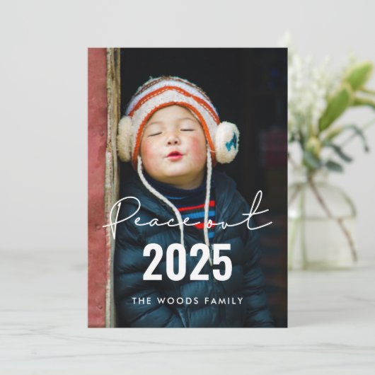 Peace out 2025 Moderne minimalistische nieuwjaarsf Feestdagenkaart (Staand voorkant)