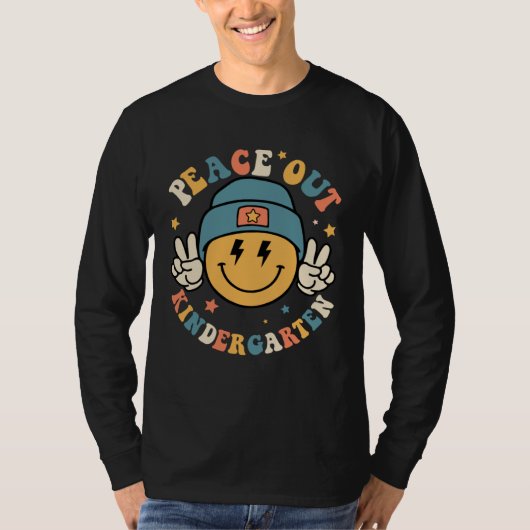 Peace Out Kindergarten Groovy Retro Happy Last Day T-shirt (Voorkant)
