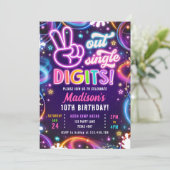 Peace Out Single Digits Neon Glow Girl Verjaardag Kaart (Staand voorkant)