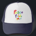 Peace Pride Love Trucker Pet<br><div class="desc">Show je trots in dit leuke en stijlvolle pet met een schattige tekst van 'Peace Pride Love' in regenboogkleuren.</div>