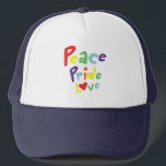 Peace Pride Love Trucker Pet<br><div class="desc">Show je trots in dit leuke en stijlvolle pet met een schattige tekst van 'Peace Pride Love' in regenboogkleuren.</div>