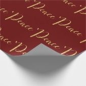 "Peace" Red Gold Script Elegant Holiday Cadeaupapier (Hoek)