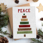 Peace Rustige kerstboom Feestdagenkaart<br><div class="desc">Deze stijlvolle kerstkaart is voorzien van het woord "Vrede" in rood,  noodlijdend lettertype boven een collage kerstboom in rode,  groene en bruine faux die vakantiepatronen op een beige lineen-blik achtergrond begraven. Pas het omgekeerde met uw bericht,  familienamen,  en datum in rode teksten aan.</div>