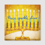 Peace Sparkle Shine Script Geel Chanoeka Menorah Magneet<br><div class="desc">"Vrede, glans, glans." Een close-upfoto van een heldere, kleurrijke, gele en gouden artsy menorah helpt je om in stijl op de feestdag van Hanukkah te surfen. Voel de warmte en de vreugde van het vakantieseizoen als je deze heldere, kleurrijke Hanukkah-magneet gebruikt. Matchingkaarten, briefing, stickers, kussens, huishoudelijke artikelen, tassen en andere...</div>