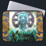 Peace Turquoise Boeddha beeld Goud mozaïek Foto Laptop Sleeve<br><div class="desc">"Vrede." Ik ontdekte gelukkig dit Aziatische Boeddha-beeld in een weelderige Hawaïaanse tuinomgeving, die rust en eenzaamheid uitstraalt. Neem even de tijd om te ontspannen terwijl u deze speciale fotografie neopreen laptop sleeve gebruikt. Deze laptophoes is verkrijgbaar in drie formaten: 15, 13 en 10. Maakt een geweldig opbeurende en inspirerend cadeau!...</div>