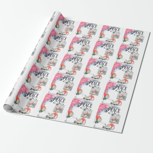 Peace Typografie Kerstmis Gnomes Holiday Cadeaupapier (Uitgerold)