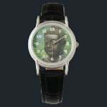 Peaceful Buddha Statue in a Leafy Green Forest Horloge<br><div class="desc">Een foto van een bronzen beeld van het hoofd en het bovenlichaam van vreedzame meditatie Boeddha onder oogloze groene bosgroei. Inspirerend figuur voor boeddhisten,  meditatoren en spirituele geestelijken die een mens motiveren voor vrede,  rust en spirituele praktijken.</div>