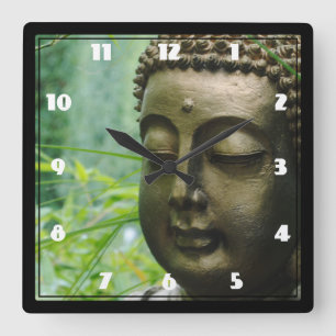Peaceful Buddha Statue in a Leafy Green Forest Vierkante Klok