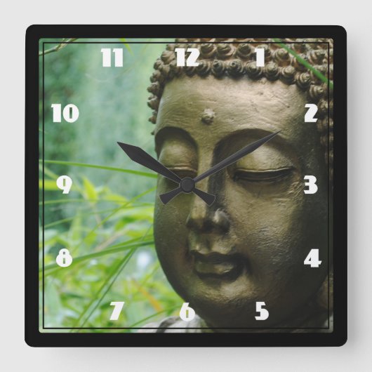 Peaceful Buddha Statue in a Leafy Green Forest Vierkante Klok (Voorkant)