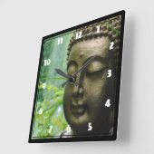 Peaceful Buddha Statue in a Leafy Green Forest Vierkante Klok (Hoek)