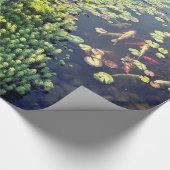 Peaceful Koi Fish Pond Cadeaupapier (Hoek)