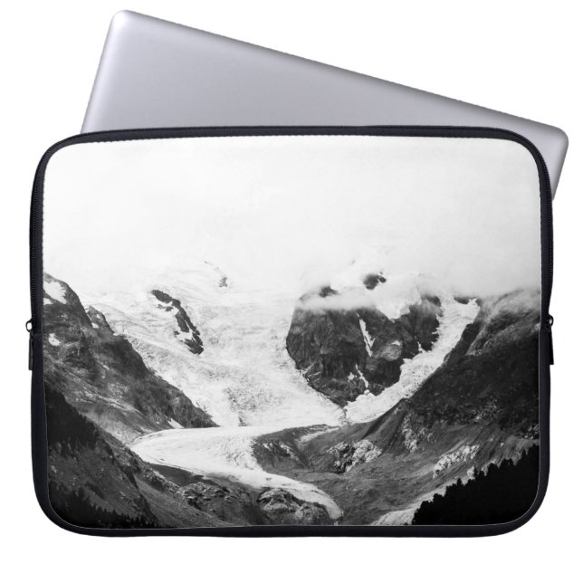 PEACEFUL MOUNTAIN LANDSCAPE LAPTOP SLEEVE (Voorkant)