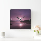 Peaceful Pink/Plum Sunrise Landschap boven water Vierkante Klok (Huis)