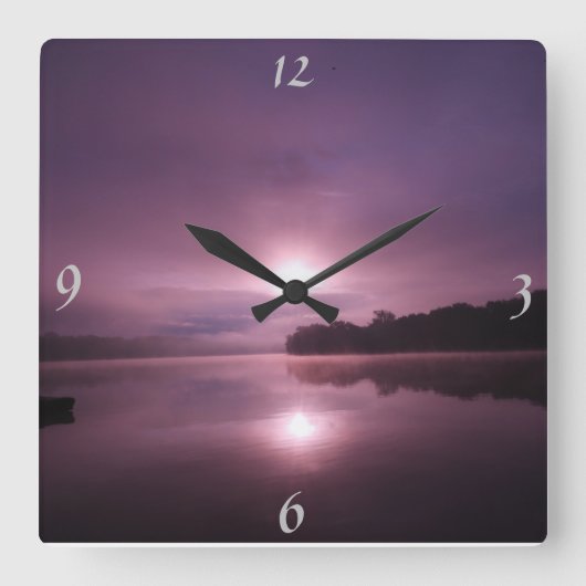 Peaceful Pink/Plum Sunrise Landschap boven water Vierkante Klok (Voorkant)