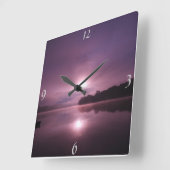 Peaceful Pink/Plum Sunrise Landschap boven water Vierkante Klok (Hoek)