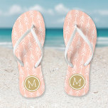 Peach and Gold Arrows Monogram Teenslippers<br><div class="desc">Aangepast gedrukte flip flop sandalen met een trendy arrow patroon en uw aangepaste monogram of andere tekst in een cirkelvormige lijst. Klik aanpassen het om tekstdoopvonten en kleuren te veranderen of uw eigen afbeeldingen toe te voegen om unieke één van een soortontwerp te creëer!</div>