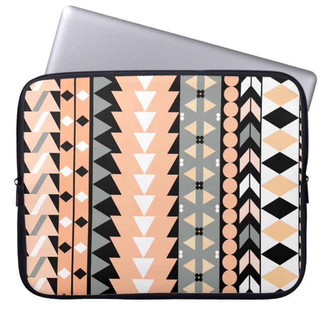 Peach Aztec Black Laptop Sleeve (Voorkant)