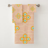Peach background hexagonal floral pattern bad handdoek (Insitu)