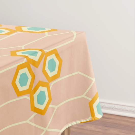 Peach background hexagonal floral pattern  tafelkleed (Voorbeeld)
