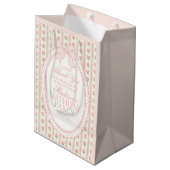 Peach & Beige Fancy Floral Birthday Party Favors Medium Cadeauzakje (Achterkant Gekanteld)