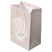 Peach & Beige Fancy Floral Bridal Shower Favor Medium Cadeauzakje (Achterkant Gekanteld)