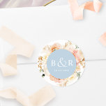 Peach Blush and Blue Wedding Envelope / Favor Ronde Sticker<br><div class="desc">Elegant monogrammed bruiloftsenvelop verzegelt of bevoordeelt sticker met prachtige waterverf florale details in een prachtige mix van perzik, oranje, wazige roze, crème en champagnekleurige tinten. Midden in stoffig blauw met initialen en tweede tekstlijn in wit. Twee grootteopties en verscheidene vormopties om van te kiezen. De de tekstlijn van de bodem...</div>