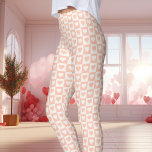 Peach Checkerboard Heart Valentijnsdag Leggings<br><div class="desc">Deze Peach Checkerboard Heart Valentijnsdag Leggings zijn ideaal voor het vieren van het seizoen van de liefde. Met een charmant perzik en wit dambord hartpatroon, deze leggings voegen een leuke en romantische sfeer aan uw Valentijnsdag outfit. Deze leggings zijn gemaakt van zacht en comfortabel materiaal en zijn een stijlvolle keuze...</div>